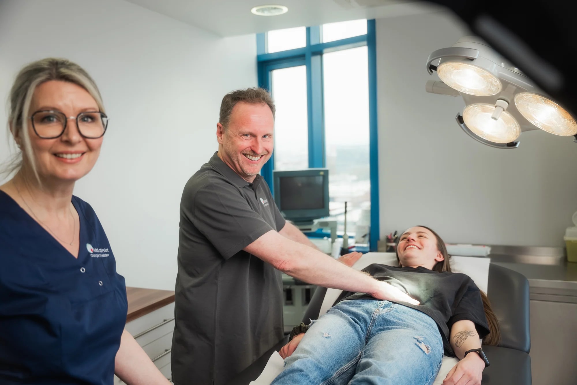 Dr. med. Jürgen Kramm bei der Untersuchung des Bauches einer Patientin