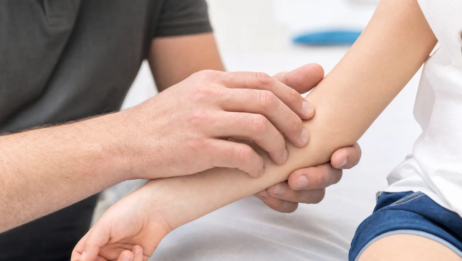 Behutsame kinderchirurgische Untersuchung bei Medical Point Wiesbaden