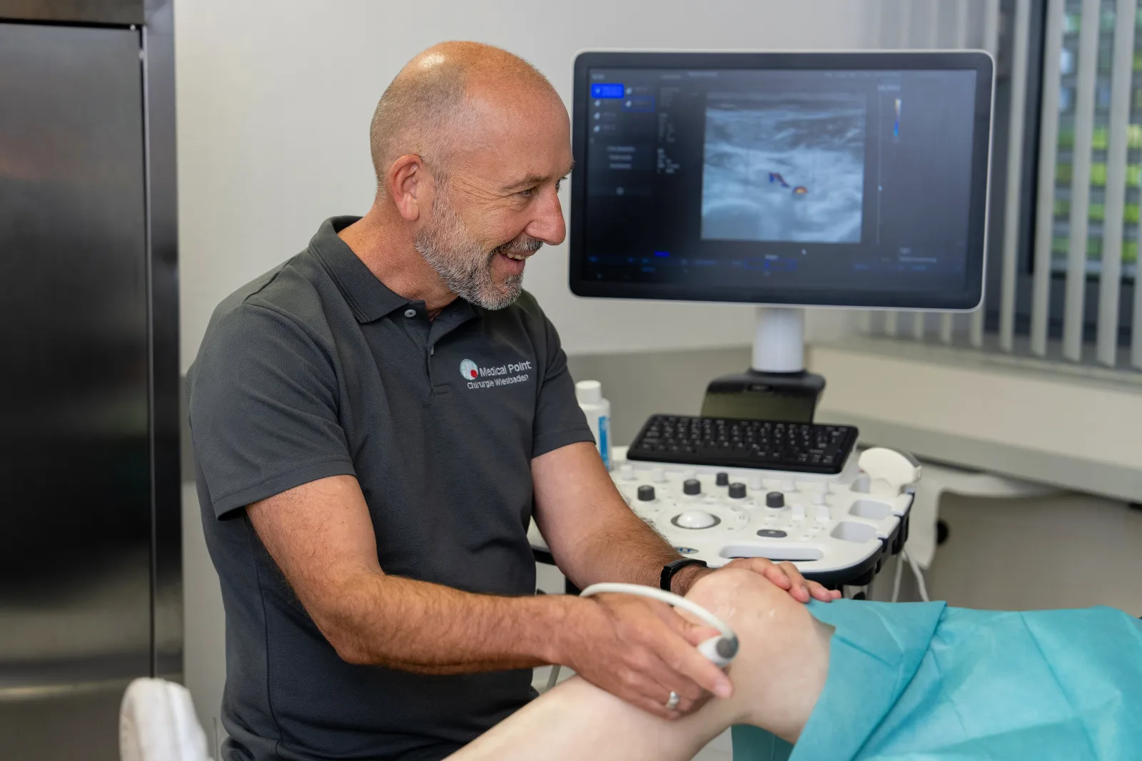 Ultraschalluntersuchung des Knies bei Medical Point Wiesbaden