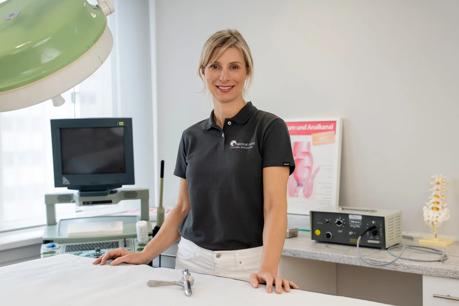 Proktologischer Untersuchungsraum der Praxis Medical Point Wiesbaden