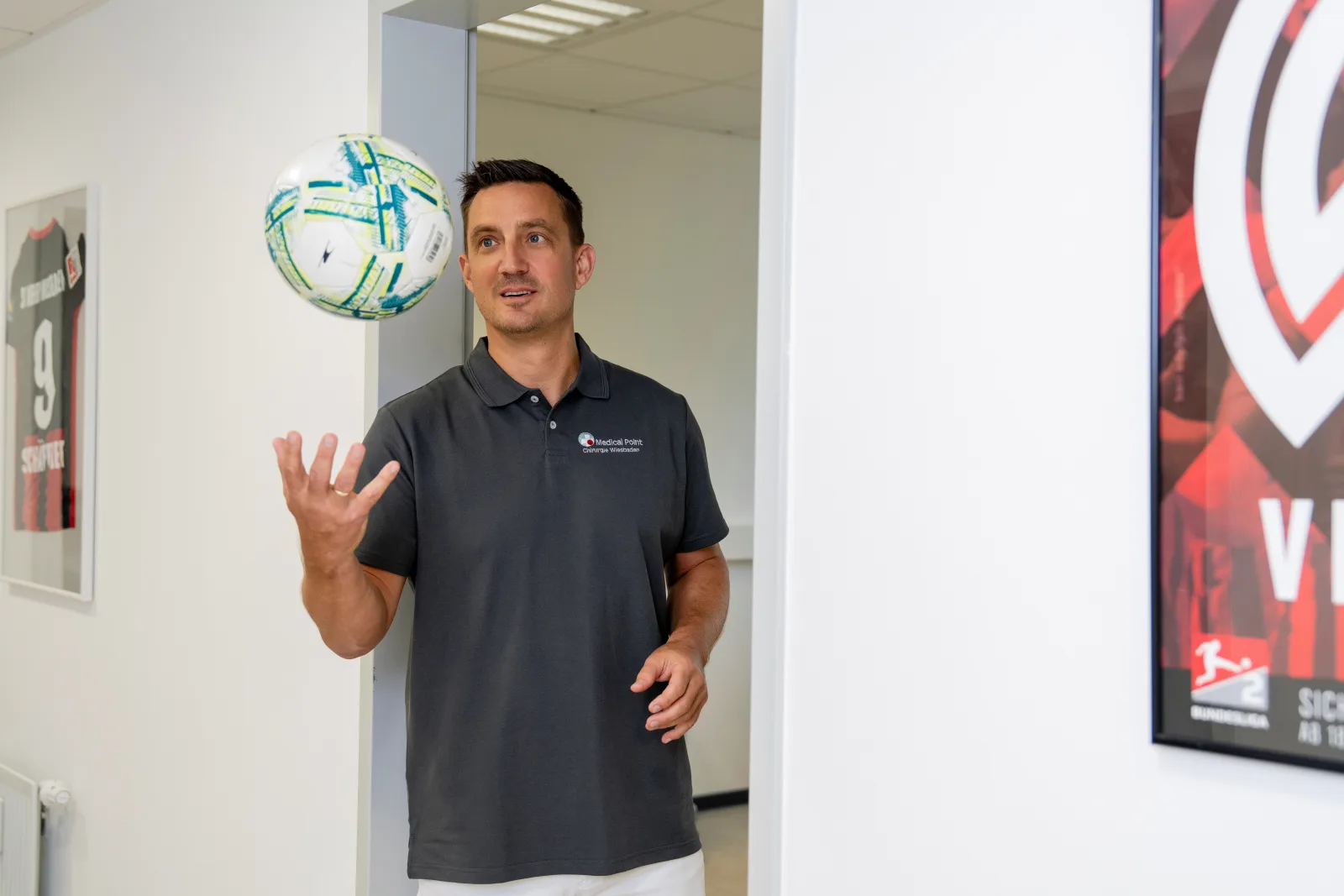 Sportmediziner von Medical Point mit Fußball – Mannschaftsbetreuung beim SVWW