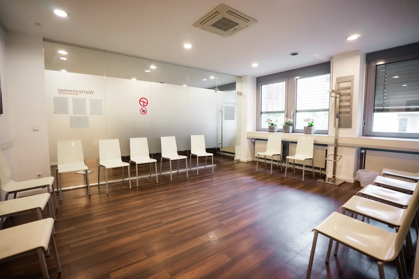 Wartezimmer der City-Praxis Medical Point Wiesbaden