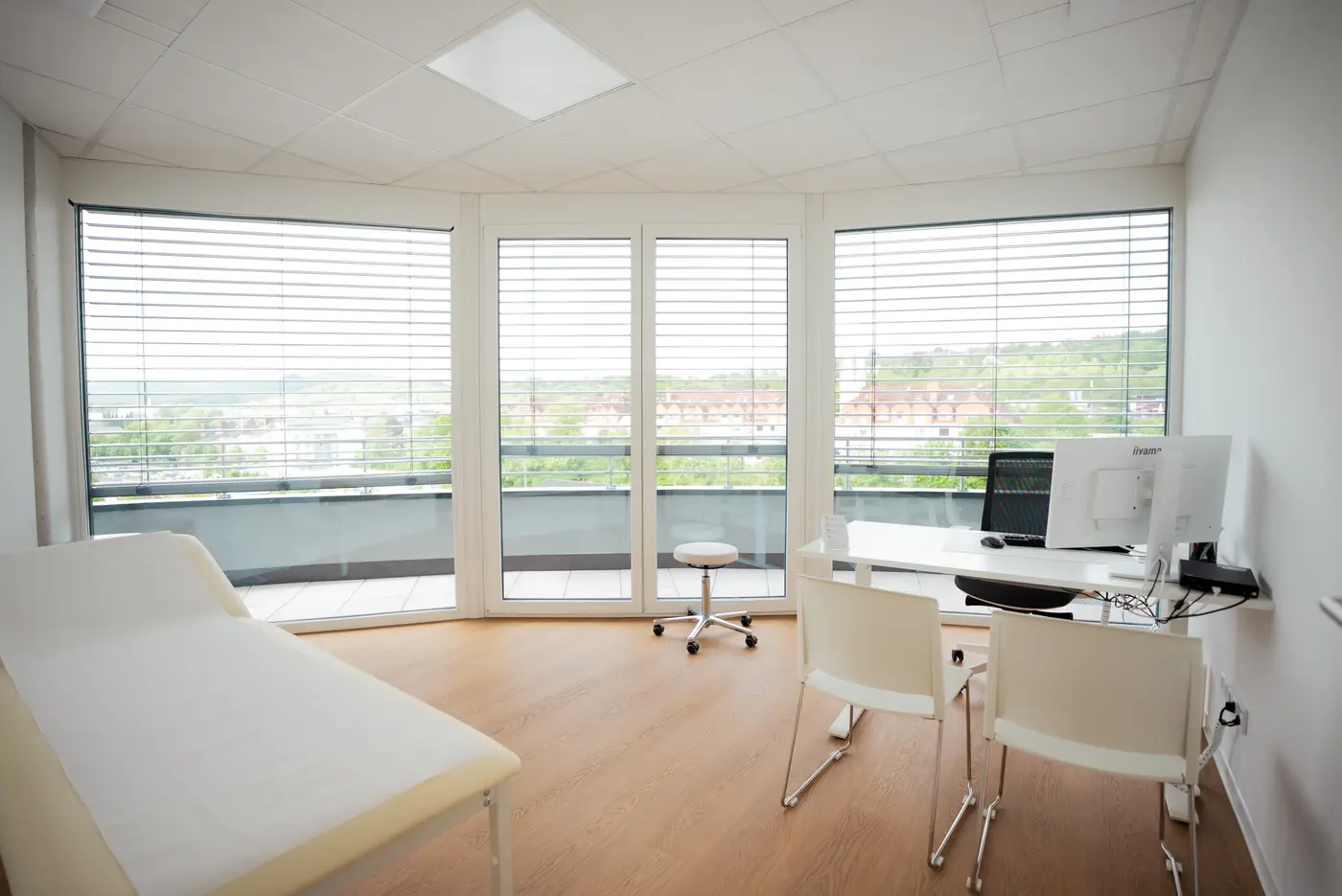 Behandlungsraum mit Panoramablick Medical Point Idstein